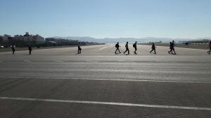 Wandelen op de landingsbaan in Gibraltar
